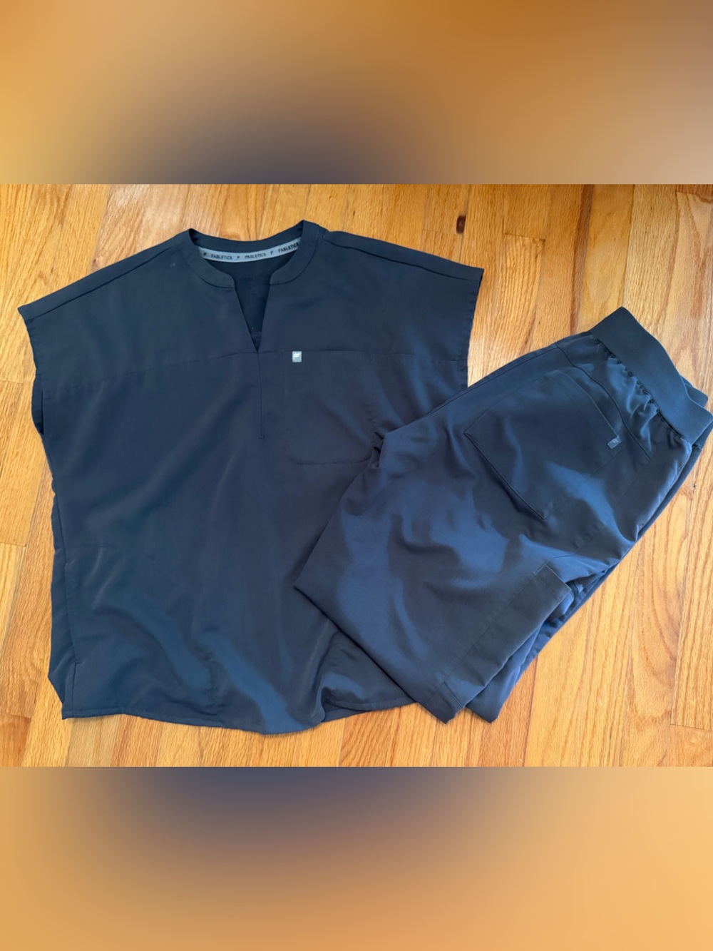 Fabletics Scrub Set in Charcoal